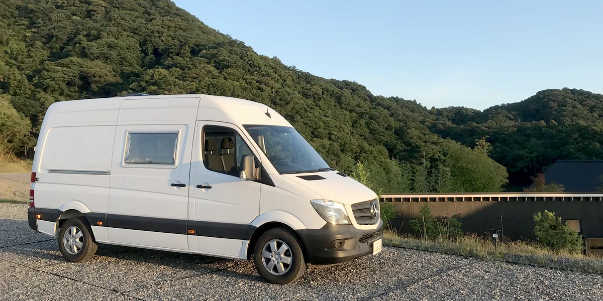 ストモブキャンピングカー車内01