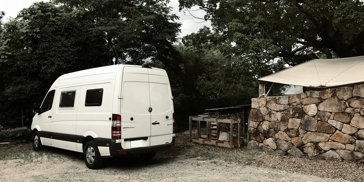 ストモブキャンピングカー車内03